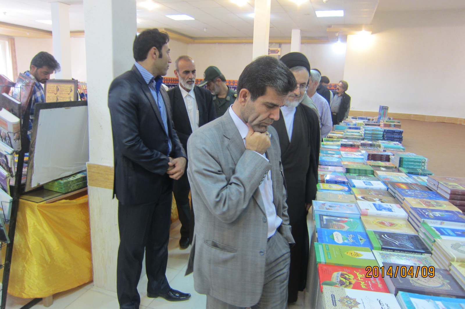 با حضور مدیر کل فرهنگ و ارشاد خوزستان نمایشگاه بزرگ کتاب قرآنی در شوشتر برگزار گردید