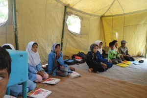 دستان یخ زده دانش آموزان عشایر خوزستان چشم انتظار گرمای نگاه مسئولان دستان یخ زده دانش آموزان عشایر خوزستان چشم انتظار گرمای نگاه مسئولان