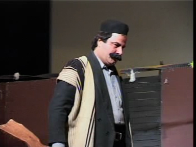 نمایش “کمند” به کارگردانی حمید بهداروندی در تالارفرهنگ شوشتر در حال تمرین است