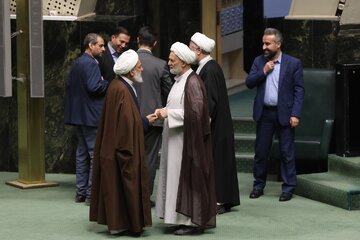 روزنامه حامی قالیباف، پایداریچیهای مجلس را «جریان بدنام» خواند روزنامه حامی قالیباف، پایداریچیهای مجلس را «جریان بدنام» خواند